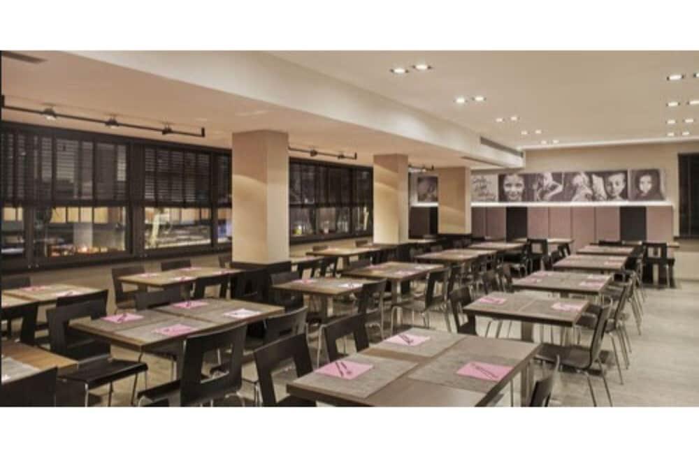 호텔 이네스 카톨리카 외부 사진